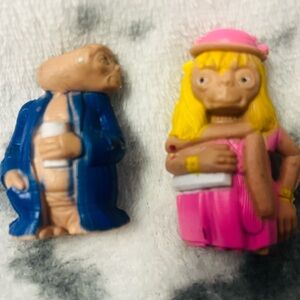 1982 E.T. the Extra-Terrestrial PVC 2” figurines in a blue robe and a pink lady